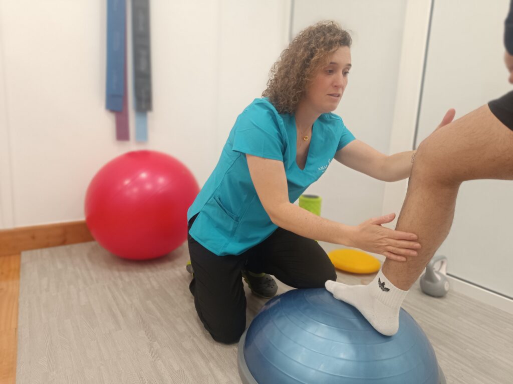 paciente haciendo ejercicios guiados por una fisioterapeuta en Reinosa