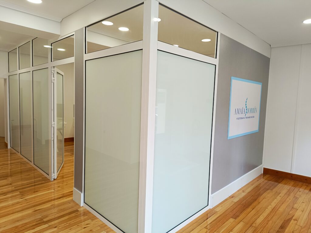 interior moderno y luminoso de una clínica de rehabilitación en Reinosa
