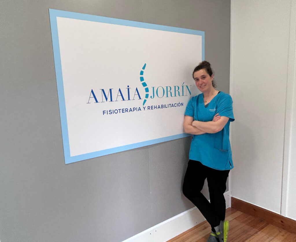 persona haciendo ejercicios supervisados tras cirugía en clínica de rehabilitación Reinosa